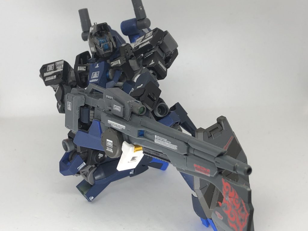 シールドは膝アタッチメントに装備可能。
防御をしながらの狙撃が可能。
暗闇からの行動を得意とし、高機能センサーによって狙った獲物を逃がさない。