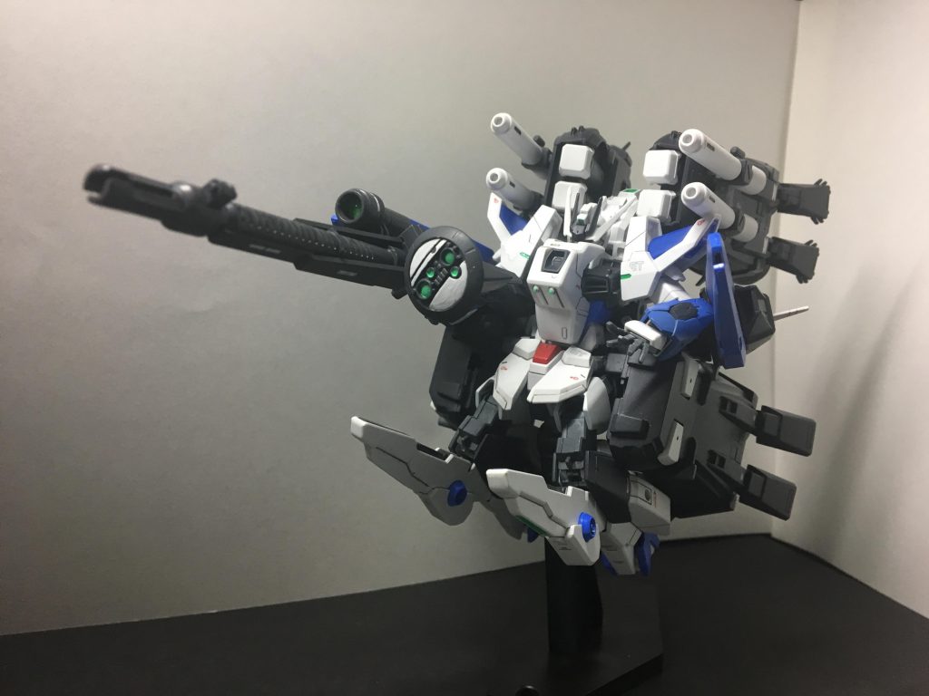 突撃形態。
Ex-Fにて初の試みとなる一部のパーツ追加と簡易変形にて行う突撃形態。
Sガンダムブースター装備やディープストライカーをモチーフにしています(´ω`)
追加装備された腰のブースターにより敵地まで高速で接近、敵地付近にてブースターを切り離し『切り離したブースターは一種の弾頭として敵へ放たれる仕様』切り離し、発射したブースターをスマートガンやドラグーンで狙い撃ち爆破させる攻撃パターンも存在。と言う設定ですw