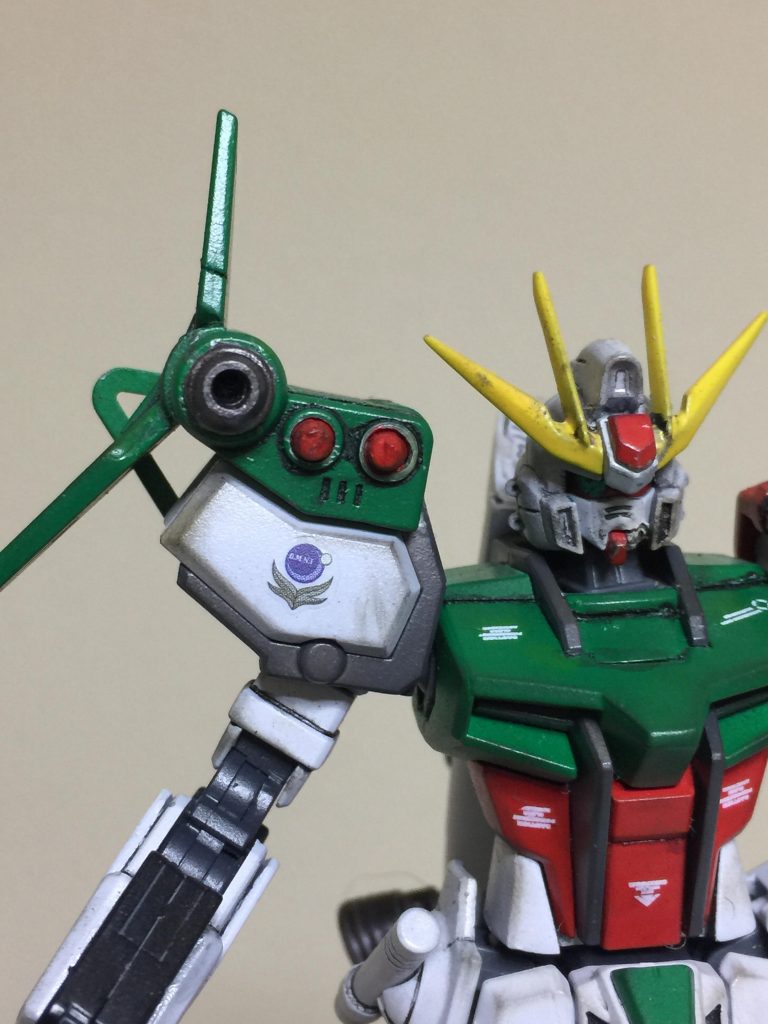 右肩の武装のパーツが破損して
自宅にある 予備パーツを使用して
小型キャノンと小型ミサイルを
制作して装備しました。