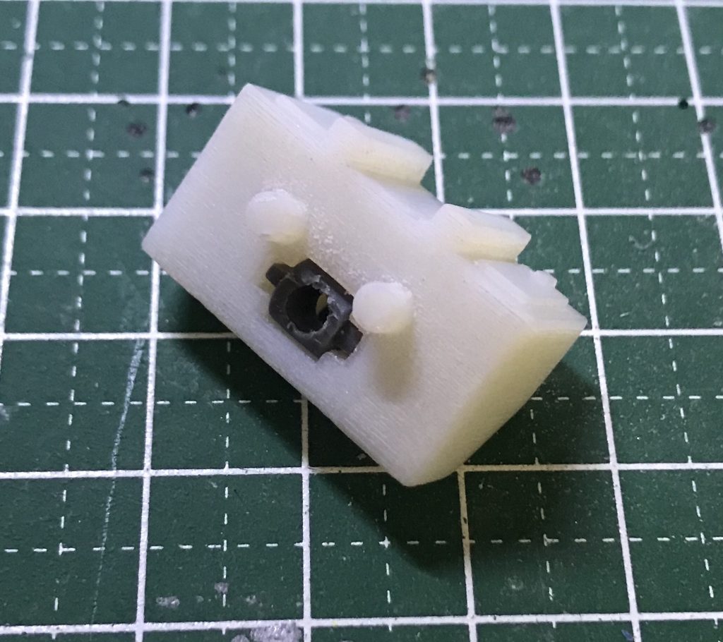 裏からPCキャップを押し込めるようにしてあります