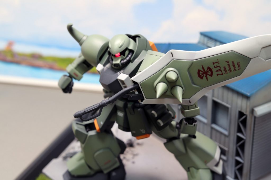 HGザクウォーリアを使ってガンダムSEED Destinyで印象に残っているシーンを再現しました。
PHASE-02「戦いを呼ぶもの」で、アスランとカガリが乗り込んだグリーンのザクウォーリアがシールドからビームトマホークを引き抜こうとしているシーンです。迫力があってお気に入りのシーンなのですが、キットに収納ギミックが再現されていないせいか、作例をあまり見かけないので今回制作してみました。