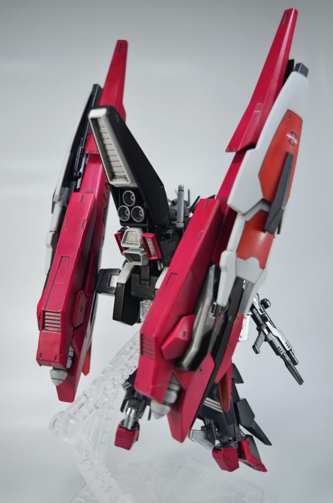 小型化したミーティアという事でC.O.M.E.T(コメット)
*CO*mpact *M*obilesuit *E*mbedded *T*actical Enforcer = 小型モビルスーツ埋め込み式戦術強襲機
の名称で開発がスタートした。
コメットは英語で彗星を意味し、高い加速力と機動力により、尾を引いて飛ぶ様をイメージして二重の意味を含めている
ミーティアと同じく核エンジン搭載型MS用のアームドモジュールとして開発が始まったが、ユニウス条約の締結により核エンジン搭載型MSが使用できなくなったために開発が凍結された
ミーティアもユニウス条約により使用できなくなったが、コメット3機小隊により同様の運用ができると考え
ザクウォーリアのウィザードシステムのプランとして開発再開するもののエネルギー消費が大きく運用時間が短すぎるため再び開発凍結
本格的な開戦を控え、プラントの拠点防衛計画が立案された際、ユニウス条約による所有するMS数の制限に対し、戦闘機としてカウントされるインパルスは基地防衛にMS数を割きたくないという軍の思惑にマッチし、デュートリオンビームにより戦闘行動中にエネルギーの再充填ができるため、インパルスガンダム用のコメットシルエットとして三度目の開発がはじまった。