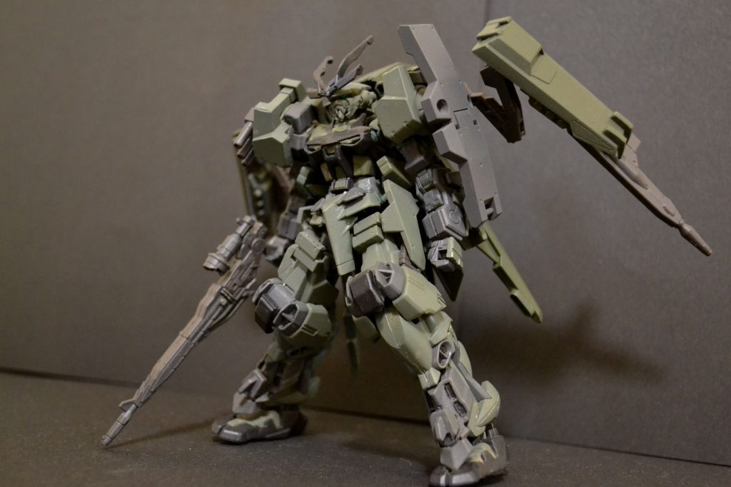 腰回りにストライカージンクスのパーツがうまくはまって個人的には満足です。
カラーリングは5色使用
本体:フィールドグレー
フレーム:ブラックグレー
バックパック:カーキグリーン
胸部等:継ぎ足し使っているブルーブラック
武器類:黒鉄色+マホガニー
ふわっとしたグリーンの印象にしたかったので後ろはカーキ、全体は緑っぽいグレーにしました。