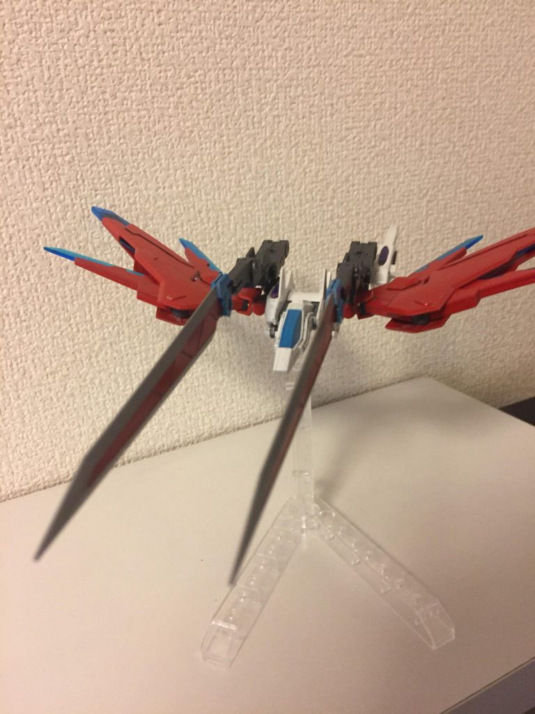 フォトンエッジを前に突き出す事で、相手に突進する事も可能。状況によっては本体と切り離す事でコンビネーションで戦う戦法もとれる。