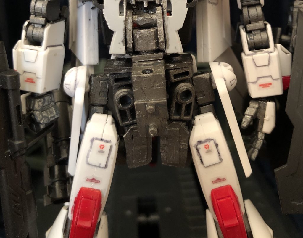 oyz「今回の可変ギミックのキモである、腰部を見て行こう。」
ジュリ「普通のMSの内部とだいぶ違うわね。」
 oyz「今回はアームアームズのジョイントと、ムラサメのキットの変形用パーツを使って変形機構を再現したのだ。ライトニングZの時の様なダイナミックさは無いが、その分非常に剛性は高く、可変状態で持ってもヘタらないのだ！」
ちなみにサイドアーマーは追加パーツを使って取り付け位置を上に上げているのだ。」
アサギ「これだけの事が完全変形に必要だったワケ...。」
ジュリ「ねーねー！早速変形させてみようよ〜！」
 oyz「よーし、じゃあお待ちかね！変形シークエンスといこうか！」

① 顔、シールドを取り外す。

② 胸部を上に上げるて、腹部に顔、シールド基部を取り付ける。