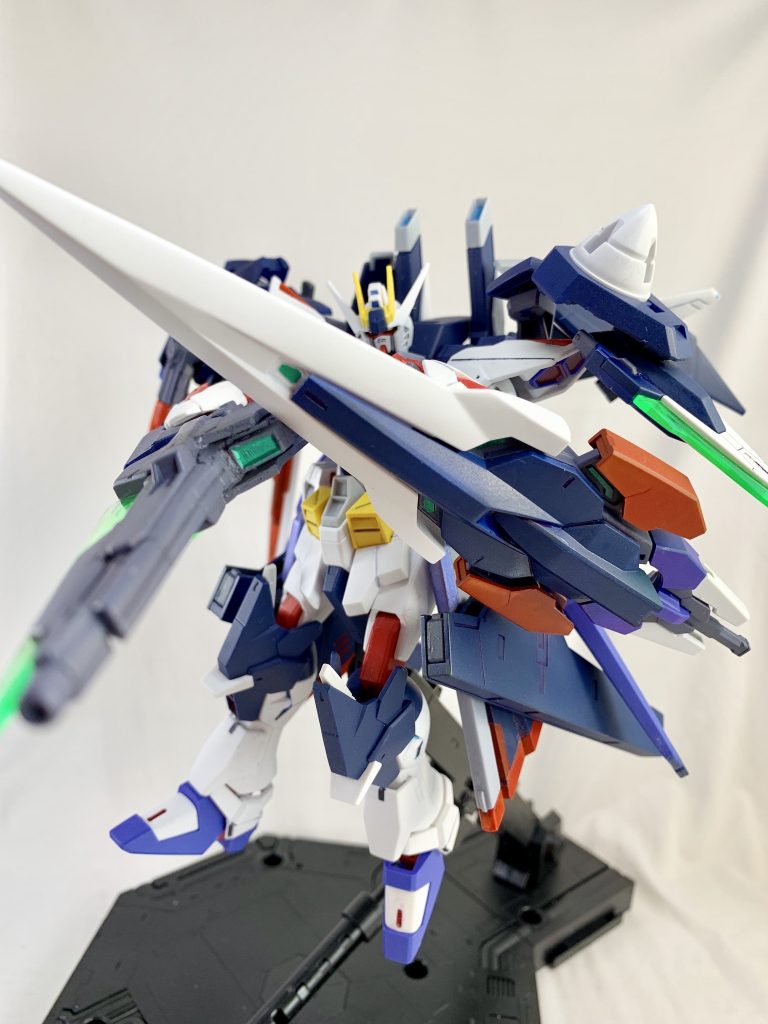 メインウェポンはGNソードIIブラスターとGNバスターソード(シールドモード)。
中距離から近距離戦は主にこのスタイル。
GNソードIIブラスターはアメイジングストライクフリーダムのビームライフルの照準器をつけ、射撃精度を上げている。