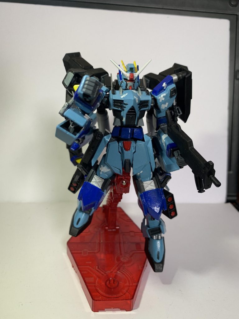 腕部装備のビームガトリング。手持ちのサブマシンガンが実弾装備の為、対PS装甲機用の装備。