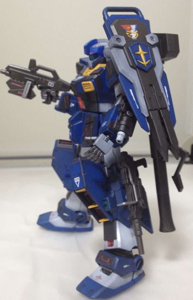 脚部はヘイズルを使用しました。
腕部ビームサーベルはジムストライカーのジャベリンを加工、シールドは肩接続に変更しました。