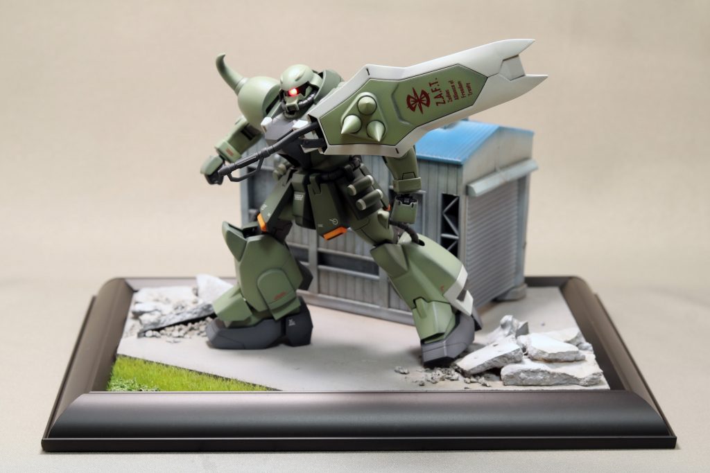 HGザクウォーリアはほぼキットそのままで気になるところをいくつか改修しました。モノアイのLED発光、肩とシールドのスパイクの削り出し、ヒジ関節の見た目短縮、腰フロントアーマーの角度修正、ハンドパーツをビルドハンズに交換しました。マーキングにはコーションデカールと自作デカールを使用しました。