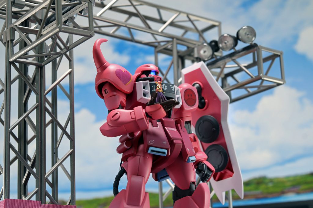 HGザクウォーリアはほぼキットそのままで気になるところをいくつか改修しました。モノアイのLED発光、肩とシールドのスパイクの削り出し、ヒジ関節の見た目短縮、腰フロントアーマーの角度修正、ハンドパーツをビルドハンズに交換しました。マーキングにはコーションデカールと自作デカールを使用しました。