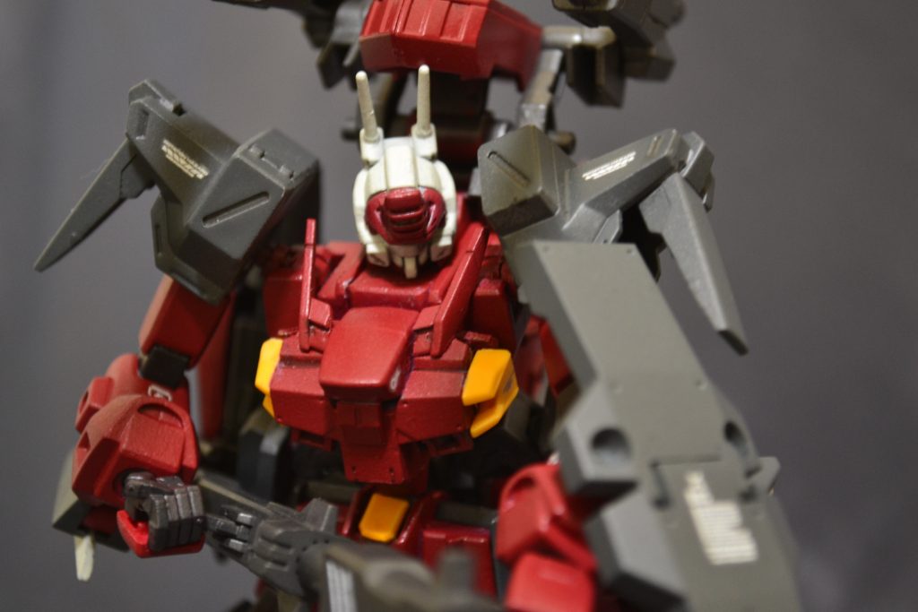 もともとはバスターガンダムをベースにガンキャノンを作ろうとしたところからスタートしたので頭部と肩はバスターガンダムです。なぜバスターガンダムにしたかというとキャラ的にガンキャノンに近そうだったのと頭部の塗り分けでガンキャノンぽく見えそうだったからです。
角をカットして後頭部に本家ガンキャノンのアンテナを接着しました。
胸部はストライカージンクスを使って全体を重装甲感を出しました。