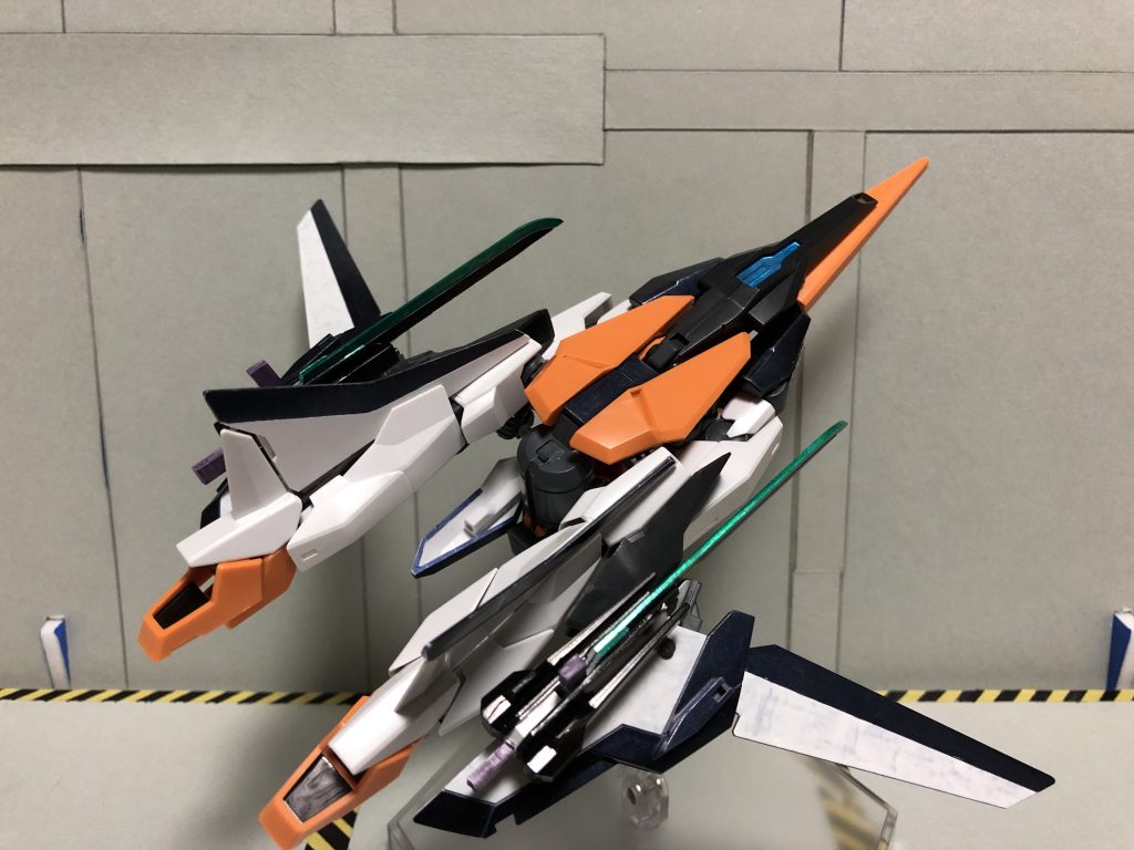 二つ目はこの「GNスターファイター」です。機敏な動きで敵を翻弄し、確実に堕とすことができるドッグファイト向けな感じの形態です。前傾翼大好きマンなので一度ガンプラで作ってみたかった…!!