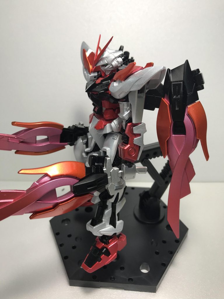 一度やってみようと思っていたグラデーション塗装をやってみました。背中のウイングとソードをピンクと赤のグラデーションにしています。