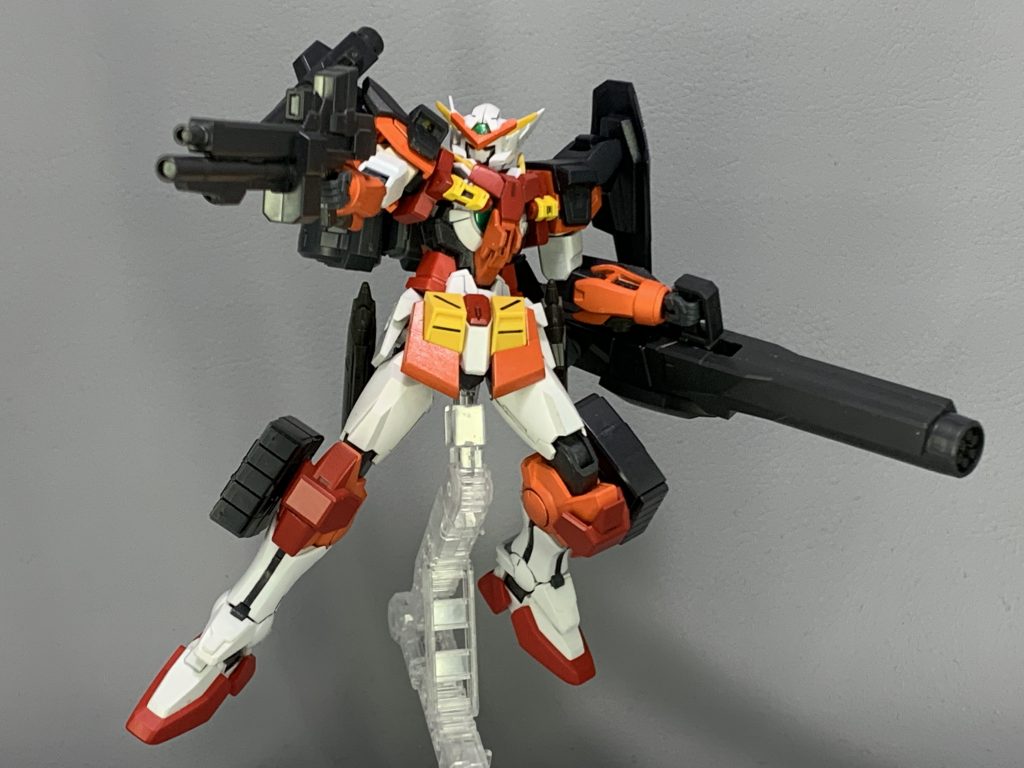 『アストレアGヘビーウェポン』
アストレアGの重装型。素の状態で高い防御力を持つため、主に火力の強化に重きを置いている。エネルギー不足問題は、各武装に独立した粒子タンクを取り付けたり、実弾武装を選択することで解決している。結果的にバランスの良い機体となった。