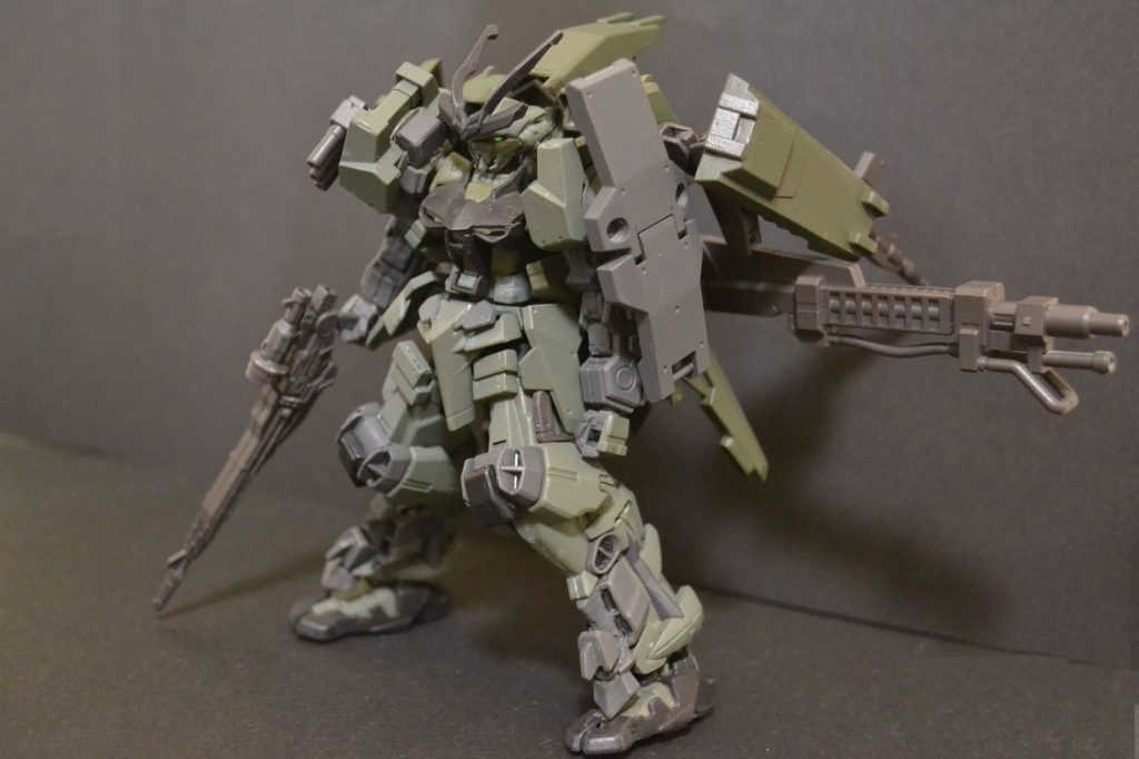 ジンクスのGNスマートガンを背負わせた状態です。