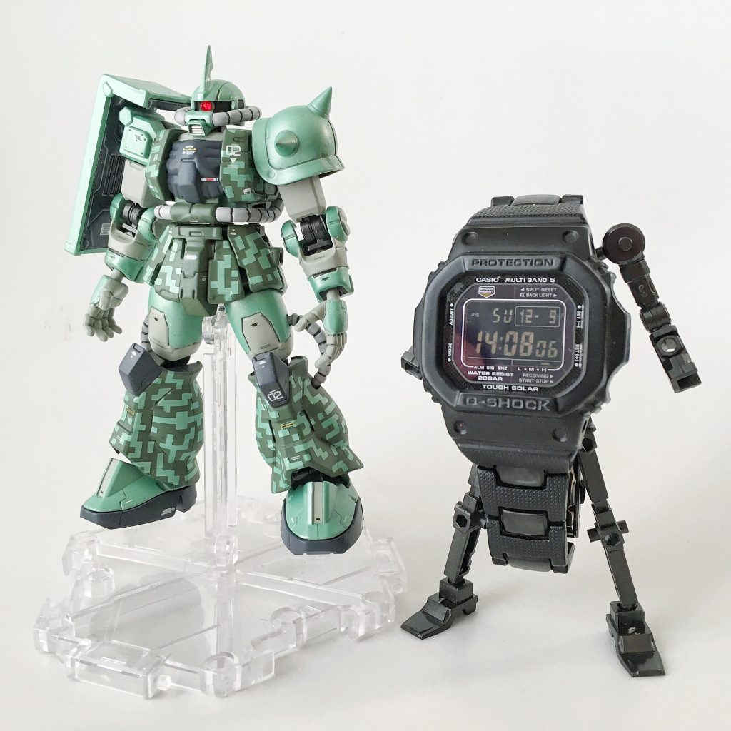 サイズ比較用にG-SHOCKと並べて(無可動フレームに架けています)