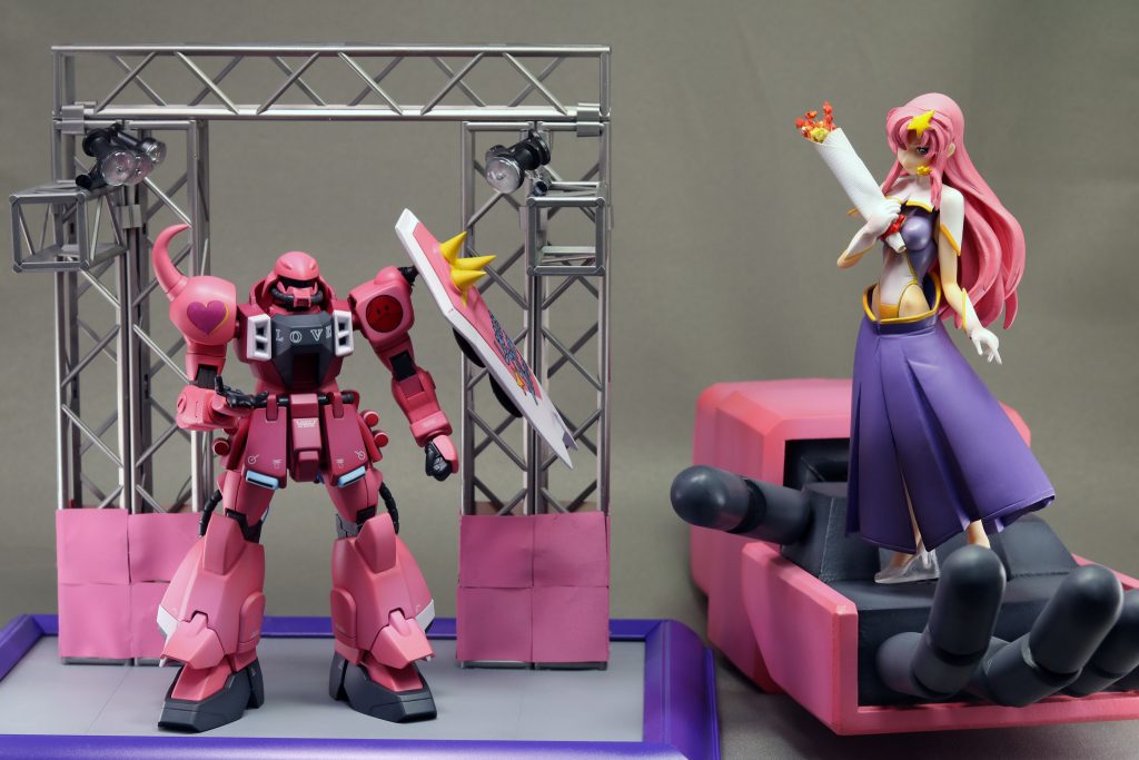 HGザクウォーリアとミーア、右手の大きさ比較。ザクウォーリア は1/144、ミーアと右手は1/12くらい。両者を別撮りしてPhotoshopで合成してみました。