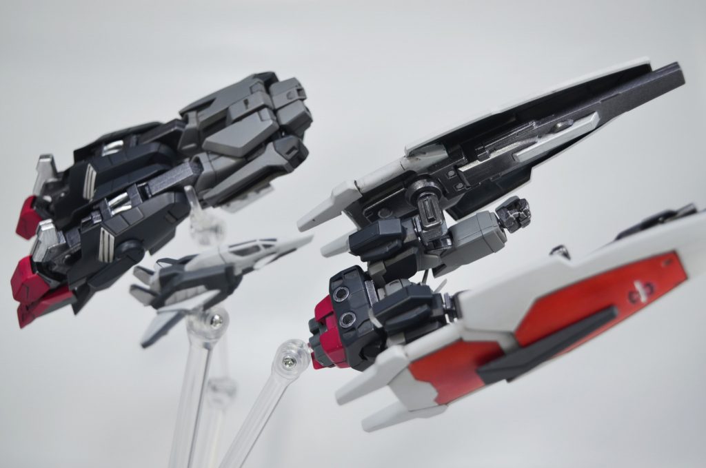 ●チェストフライヤー変形時に肩のスラスターがなぜか正面を向く構造欠陥を抱えていたので、可動式スラスターを増設し元の肩スラスターは装備固定用のマルチコネクタに変更された
●レッグフライヤーは地上で必要なショックアブソーバーやオートバランサーの精度を下げ、スラスターの数と推進剤積載量を増やしたため、同じフレームを使用しているが脚部の形状が大きく変更された