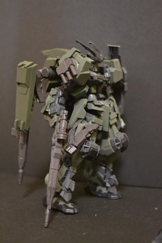 本体右側。右足についているのは接近戦用のGMGMビームヘビーピストルです。