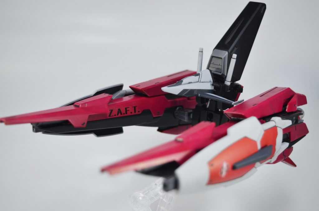 コメットシルエット
●フォースシルエットをベースにウィングを取り外し宇宙用に調整されたメインユニットに、上部に追加スラスターと通信ユニット、下部に大型のパワーセルユニットを増設、パワーセルユニットからのアームに接続した2本の総合複合兵装で構成される
●MA-X302マグナ・ハスタム総合複合兵装(ラテン語で巨大槍)は大出力のビーム砲、命中率を重視したマイクロミサイル、ミーティアと同じコーンスラスターをあわせたユニットである
●インパルスⅡに採用されたMA-V06大型複合兵装防盾システムを両側面に装備することで対艦攻撃能力を補っている