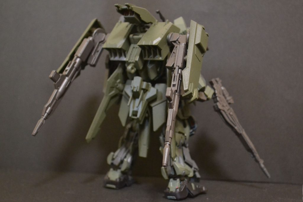 ガチの陸戦ではなく、いまどき風にしたかったので羽根風のシールドを両脇に追加。フルアーマーZZの装甲を使用しています。