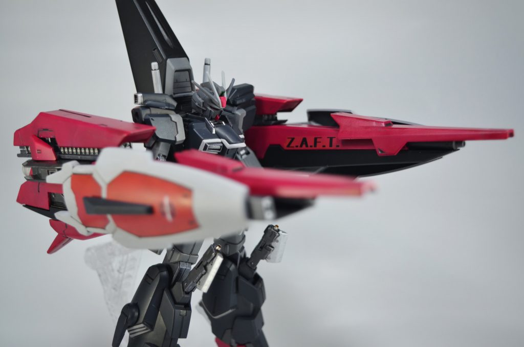 コメットインパルスⅡ(ZGMF-X56S2/η)
●η(イータ)はギリシャ文字の7番目であり、7番目に設計されたシルエットであるコメットシルエットを意味している
●3機小隊で運用され、同機間での観測情報をリンクする事で一般兵でもマルチロックオンシステムを使うことができる、しかしミーティア並みの速度に機動力を足した結果、運用できるパイロットが限られてしまった
●完成直後にユニウス条約が撤廃され量産化には至らなかったが、レクイエム、メサイヤの防衛戦では基地からデュートリオンビームを受けることで再出撃が早く、高い火力により高い戦果を収めた