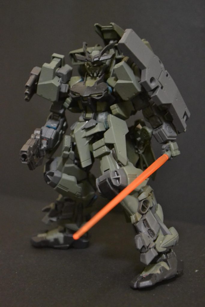 基本は中長距離狙撃用ですが、いざとなったら背中の可動式シールドをパージしてビームピストルとビームサーベルで応戦します。