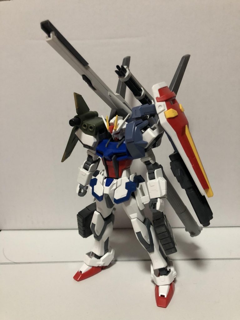 初期案最初はパーフェクトストライクの別案的な存在でした。ビルドファイターズの世界で使うならこんな感じかなって……ただ私自身、格闘対戦型のゲームってあまり得意じゃないので、こんなに武装てんこ盛りだと扱えないと思いますけど笑