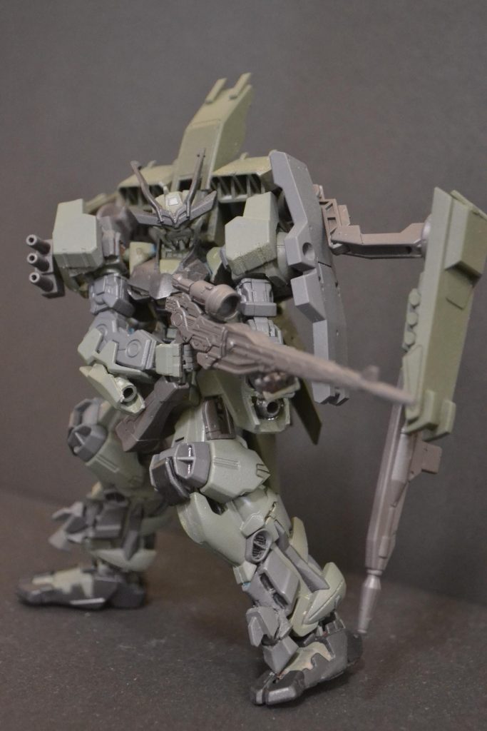 狙撃体制。可動式シールドで防御します。