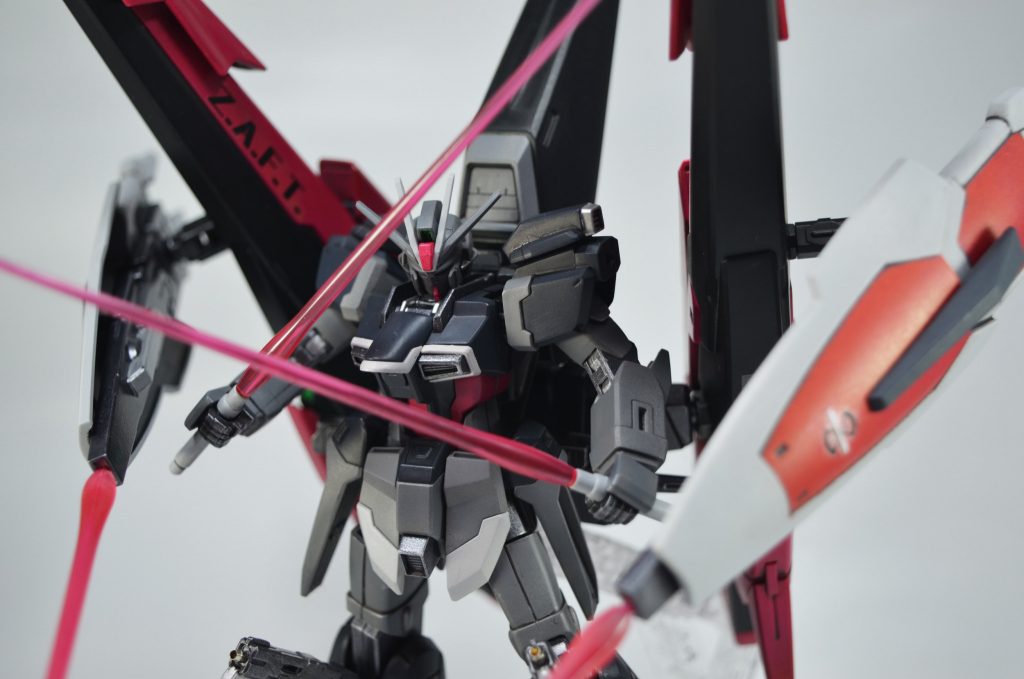 武装について
●MA-V06大型複合兵装防盾システム
セミVPSを使用している事による防御力の低下、連合やオーブのビーム兵器の普及から大型の対ビームコーティングシールドと宇宙での拠点防衛=敵戦艦の撃退 のために対艦大型ビームソードを複合した装備である。
MA-X302マグナ・ハスタム総合複合兵装の側面に取り付けられ、格闘時はアームを展開し自由に扱うことができる