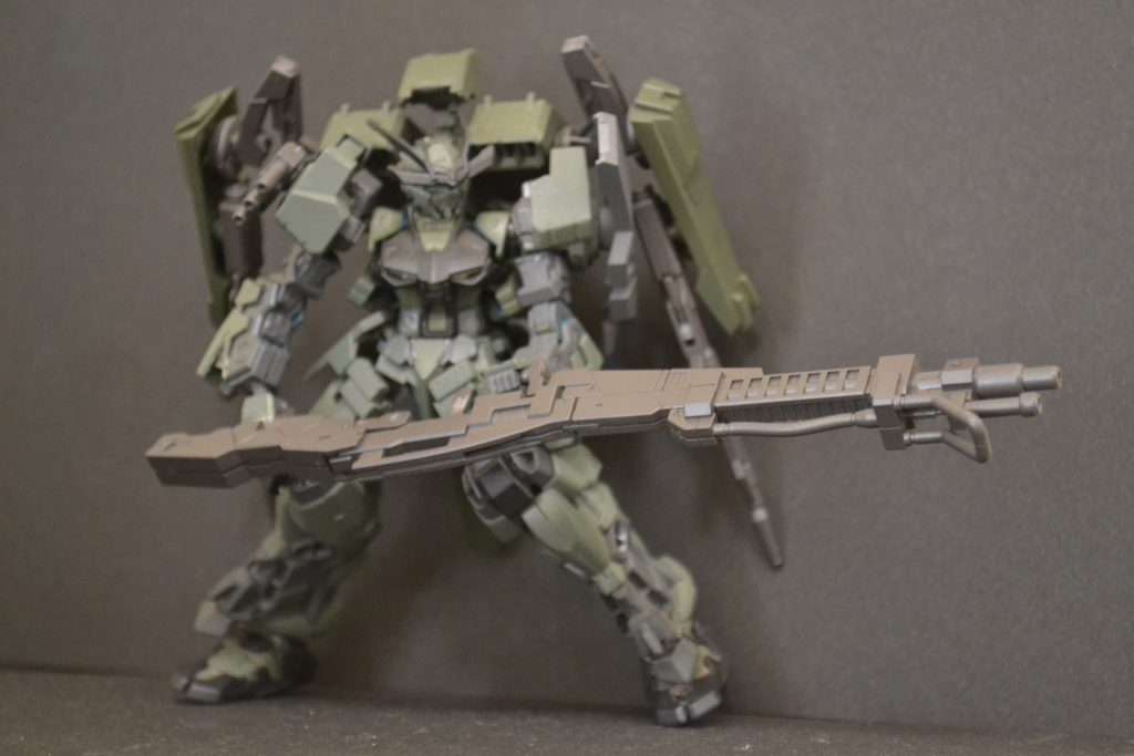 スマートガンを持っているところ。長尺ものはやっぱりカッコイイですね。