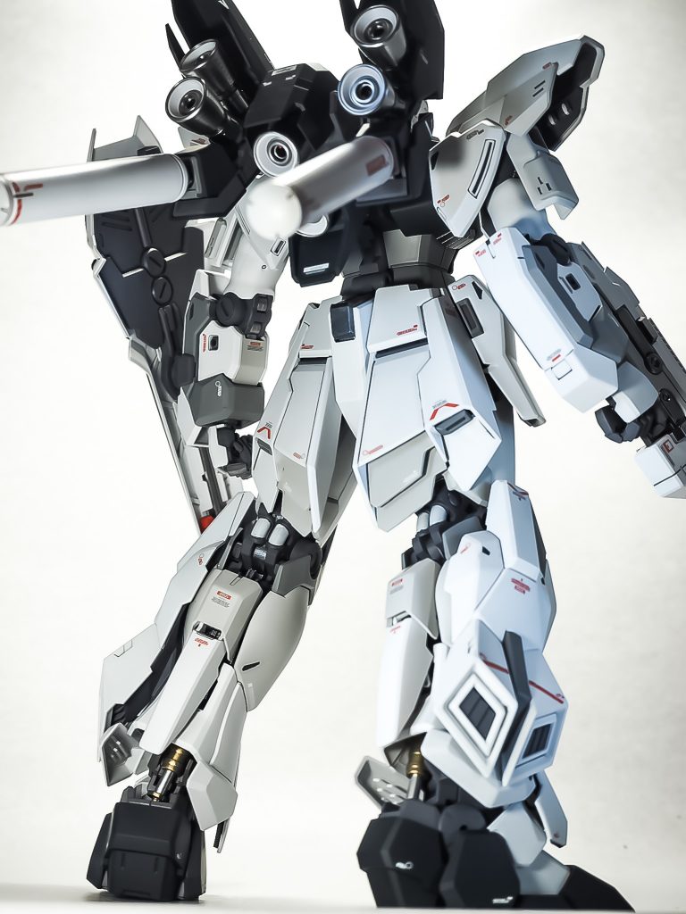 バーニア内部は成型色は赤ですが、Hi-νに合わせて白に変更してます。
足首のシリンダーは、ガッツリ露出しているので、塗り分けることでメカ感が増していい感じになります(*´-`)