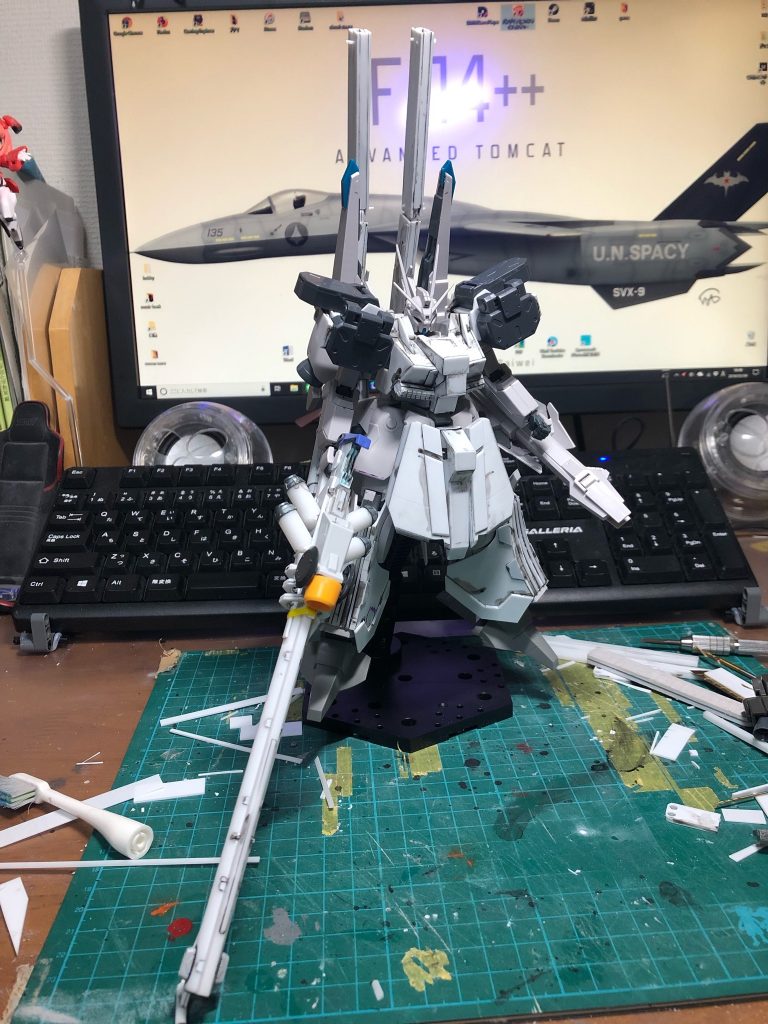 塗装前
背中のレールガンは伸縮式を採用していたのですが基盤にクラックが入ったり重すぎたり……色々あって完成品は固定式の簡易的なものになっています。