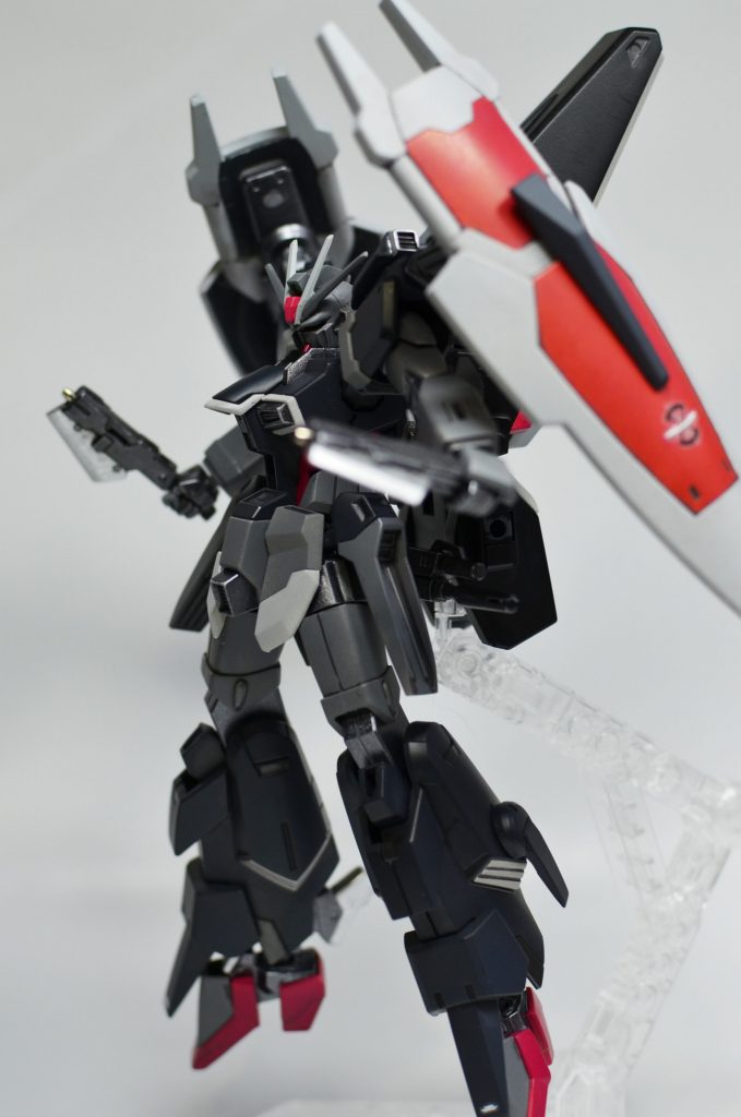 ●M73アンフィスバエナ高連射ビームガン
胸部のMMI-GAU25A 20mmCIWSは下方向に撃てず、フェイズシフト装甲に対して効果がないため撤去
機動性向上のため腰にスラスターを追加した結果、フォールディングレイザーが撤去
撤去された装備のかわりに導入された小型ビームマシンガンの銃身に鉈のようなブレードを付けた複合武器
ビームは低威力だが連射性能が高く、普段は膝にマウントされているが手に持って使用することもできる
(アンフィスバエナはローマの書物に書かれた空想上の生物で双頭の毒蛇)