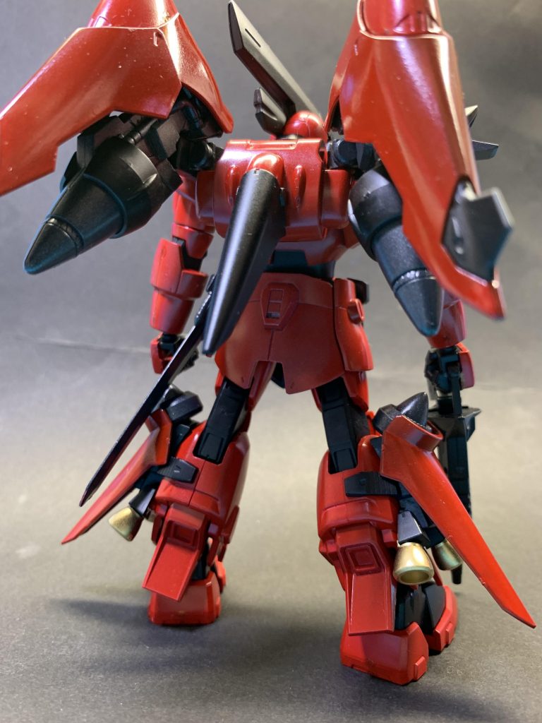 バック。赤と黒の二色が基本色。ほぼそれだけですがカッコよく締まってくれました。