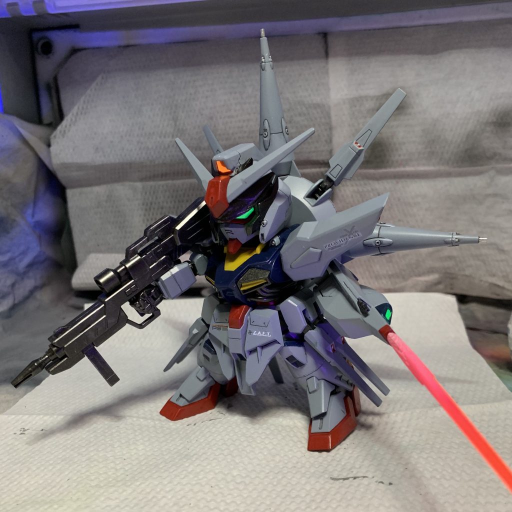 塗装、スミ入れ、デカール貼りが完了した状態。
塗装は全てアクリジョンを使用。ほぼエアブラシです。
調色は以下の通り(割合は適当)
本体ライトグレー部: 明灰白色3:ベースグレー1+赤青少量
胸部等青部: 青、シャインレッド、黒を適当に
スリッパ等赤部: ベースレッド下地にシャインレッド
イエロー部: ベースイエロー下地に黄色
センサー部: シルバー下地に蛍光グリーン+クリアブルー
メインカメラ: 蛍光レッド+黄色
関節、ビームライフル等: 黒+黒鉄色
バックパックスラスター内部: シルバー下地にクリアブルー
ビームサーベル: 根元側にベースホワイト→先端から蛍光ピンクでグラデーション
スミ入れ: ウェザリングカラーマルチブラック
デカール: SEED MG汎用
トップコート: プレミアム水性つや消し(スプレー)
## 撮影