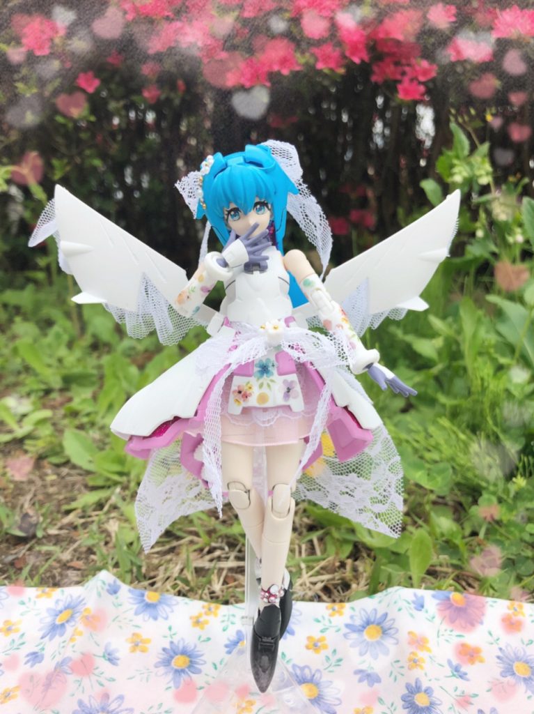 髪は元より鮮やかな青へ。靴はあえて黒で引き締めて、スカートや翼は清潔感のある白。チラッと見えるピンクに、女の子らしいレース…。作りながら、サラちゃんだからこそ似合うスタイルだなぁと思いました💕