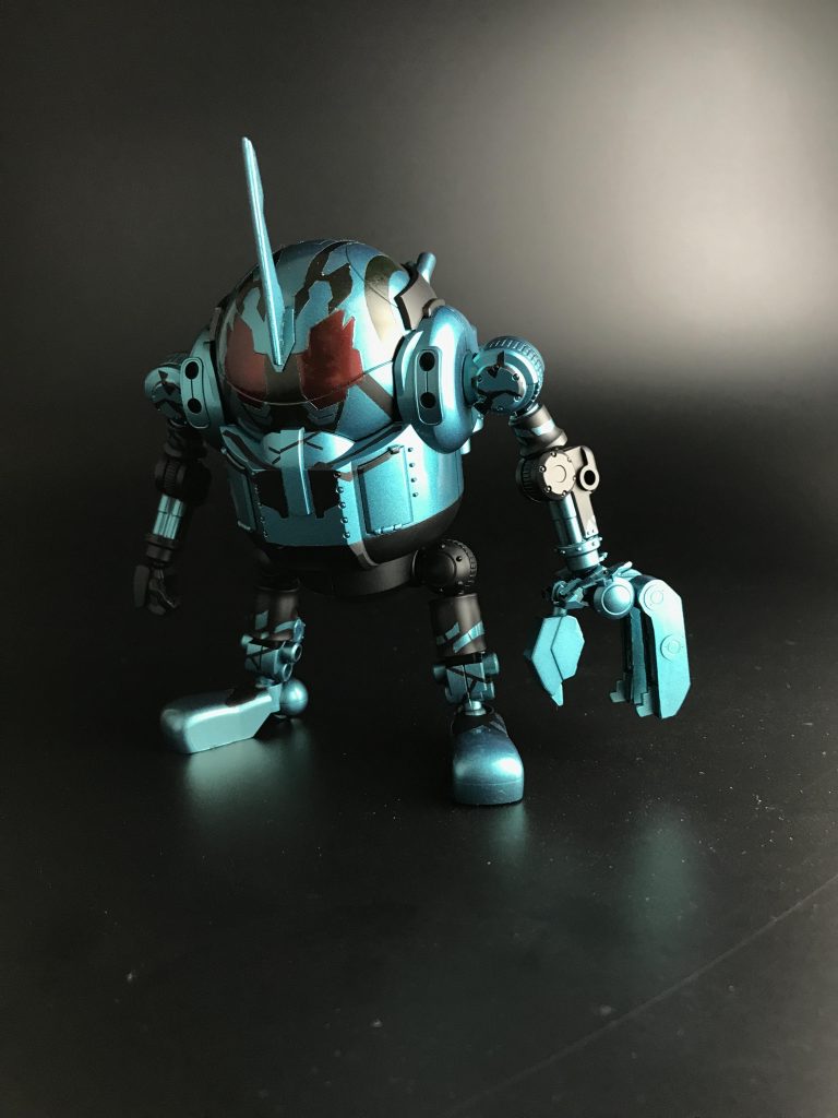 フィギュアーツのメタリックより、劇中のカラーは薄く感じたので青竹色で塗装しました。クリアーを吹いて映り込むように艶出ししてます