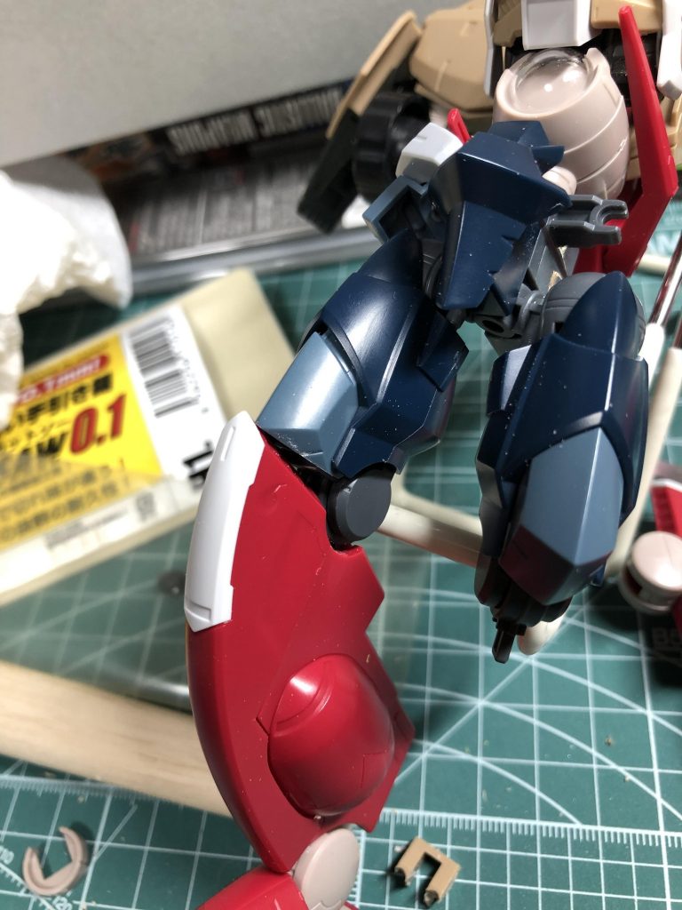 太腿部分を百錬のパーツに変更するため、アルケーの脚を一部加工しています。