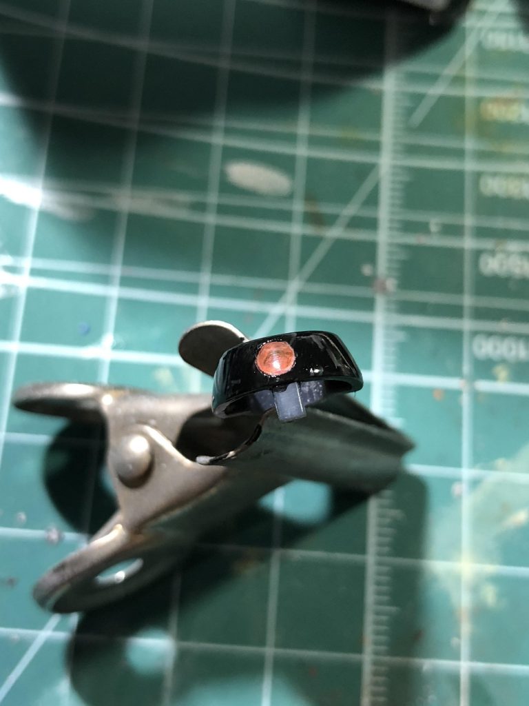 モノアイはピンク色のランナーを埋め込み、裏から銀色のシールを貼ってあります。表面はコンパウンドでテカテカに磨きました。