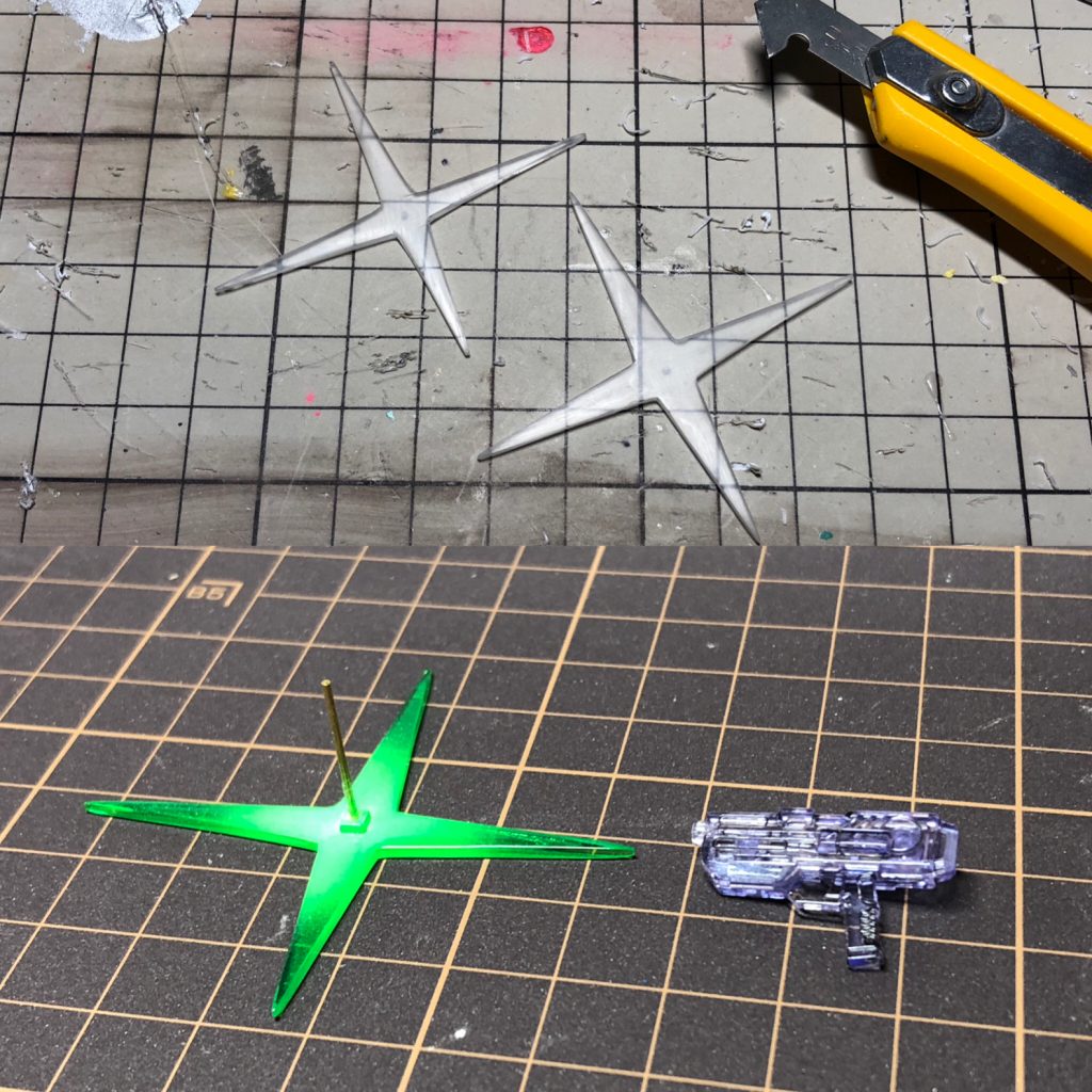 ビームエフェクトは1㎜透明プラ板を切り出して製作しました。銃口をくり抜いて真鍮線にて接続しています。