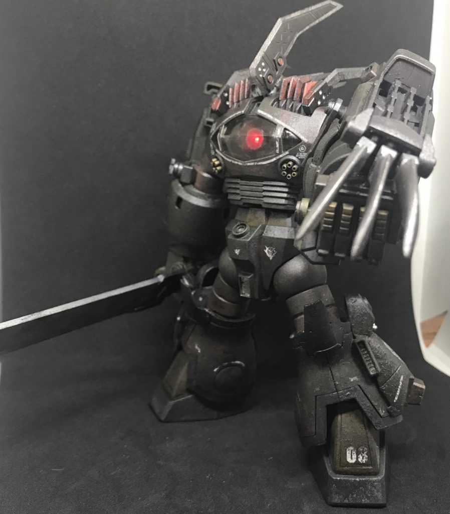 大型ヒートサーベルはコトブキヤのサーベルを使用。
膝アーマーはコトブキヤのエクスアーマーを使用。
大型ヒートサーベルでジムを一刀両断するイメージです。