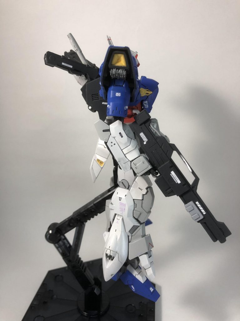 横から。肩の放熱フィンのシイタケ作りは以外と苦になりませんでした。
デカールが良い具合のアクセントになってます。