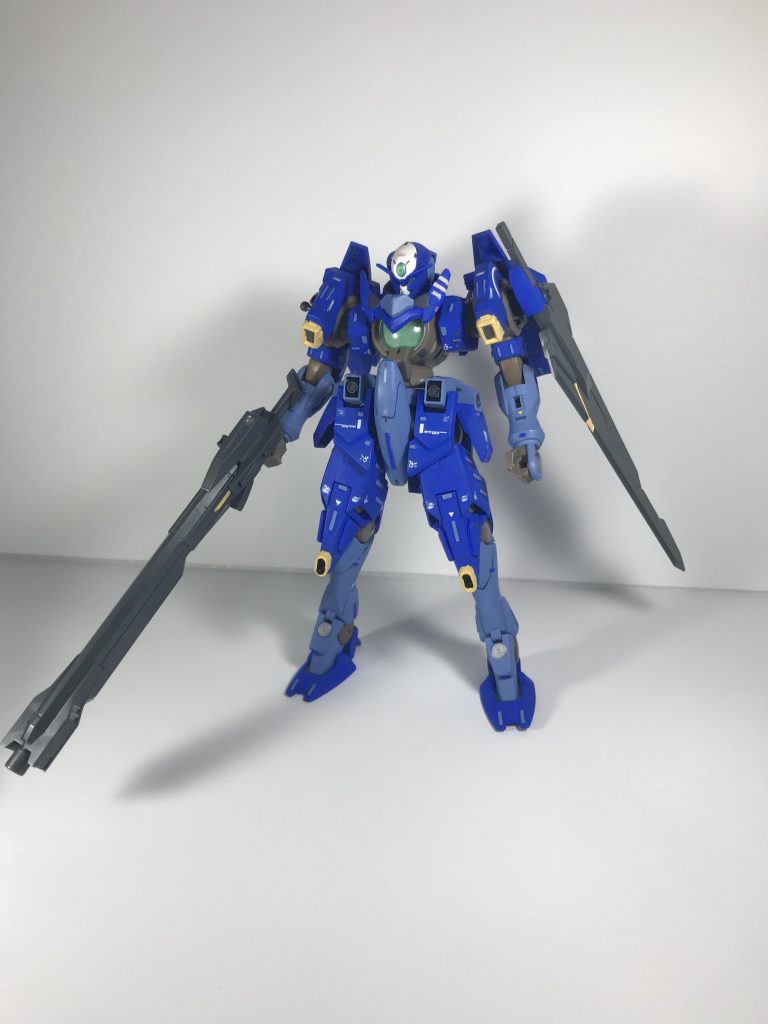 ロングライフルとバスターソードのみを装備。
これだけだと色違いのジンクスⅣですね。