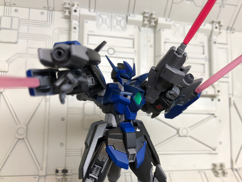 ビームサーベルの形状は角型だが、性能的にはセカンドステージガンダムタイプの標準的なものと同一。手で保持せずそのまま使用可能である。
主に牽制用に使用するビームライフルは、威力は高くないが速射性に優れ、ビームサーベル刃の形成も可能なタイプ。