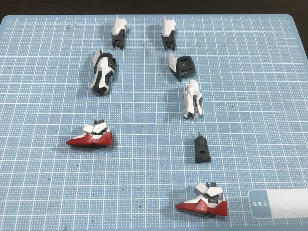 フレームを切り離すと中身が空洞になってるので、それぞれパテで埋めます
その後下側のパーツには真鍮線を通して、上側のパーツには真鍮線受け用の穴を開けます