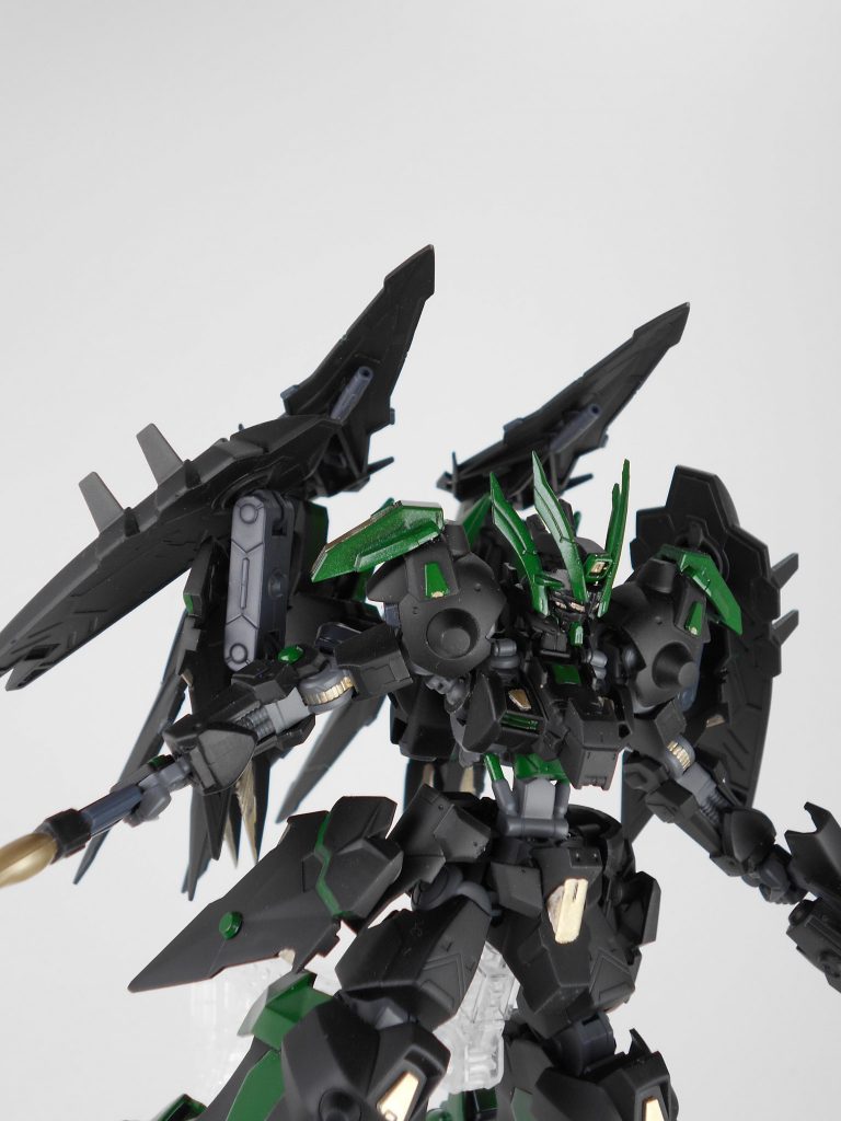 ブレイドライフルドラグーン・「ジニーヴェ」。忍パルスのビームサーベルの部分をライフルに特化させ、本体に接続、分離状態どちらでも発射することが出来ます。本体接続時は出力の調整も可能です。分離時は先端のブレイドで攻撃が可能です。
ジニーヴェはロシア語で「霜風」を短縮した造語です。