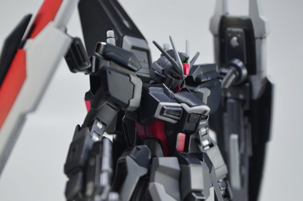 SEEDらしい英語の頭文字を使った略称とか、仰々しい武器の名称とかを考えつつ、楽しく妄想しながら作りました。
模型の出来には満足していませんが、設定だけは上手く作れたと思っています。
今回もガンダムマーカーエアブラシによる塗装で、色はシャアレッドとかファントムグレーでコメット(彗星)っぽくしてみました。
作品が違う気がするけど気にしない。
明るいグレーは白とガンダムグレーを混ぜた色だったりします。
ガンダムマーカーに輪ゴムを巻くなどして滑り止めをして時計回りにひねると開封できるので、塗料皿で調合して戻す事で簡単にカスタムガンダムマーカーを作れたりするのでオススメです。
前回の投稿の最後に次回はTR-6と書いてギャプランⅡを作成していたのですが、TR-6に手足を付ける関節を自作した所でプレバンで発売されるヘイズルの付録にされてしまい心が折れたので、素組で完成としてしまいました。(自分は素組で作ったのは投稿しない方向です)
懲りずに次回予告ですが、面白そうなコンテストが無ければ次回はGアルケインを予定しています。
劇場公開記念で今更フルドレスがプレバンで出ちゃったらどうしよう…