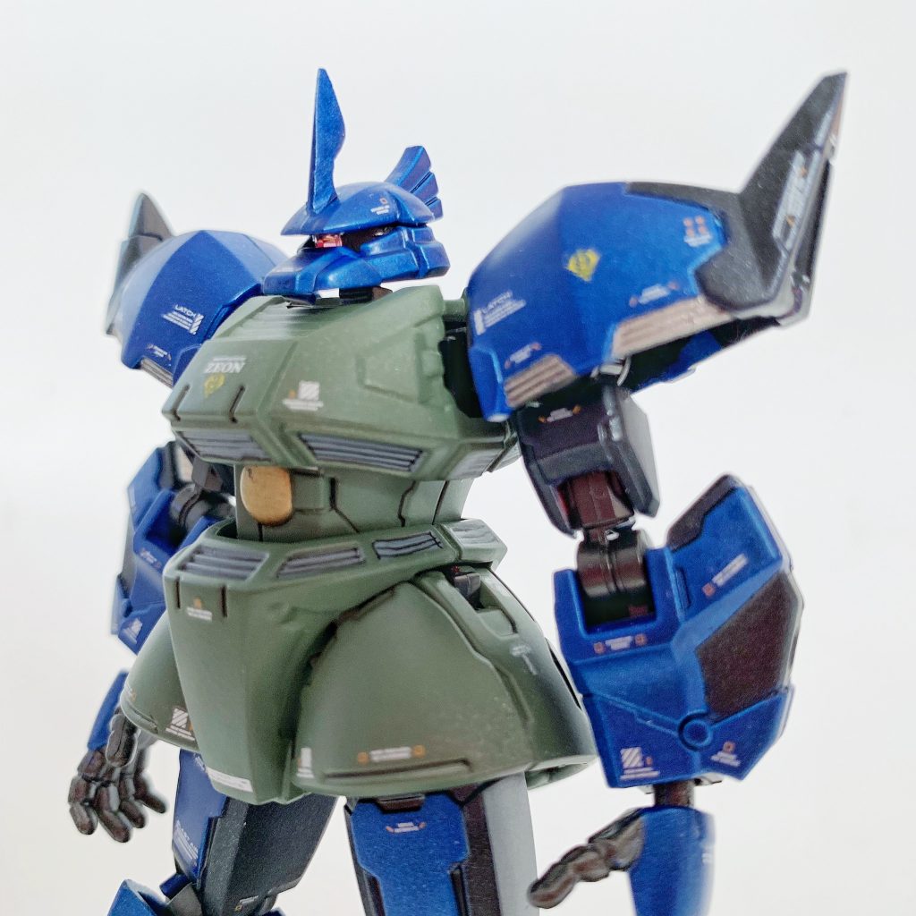 バストアップ。ダイソーのスワロフスキーがいい感じで光を拾ってくれます。ガトー専用ザクでも使用したライトローズ(ピンク)のほかに、赤系のライトシャムもあるので、本体カラーなどに応じて使い分け可能です。