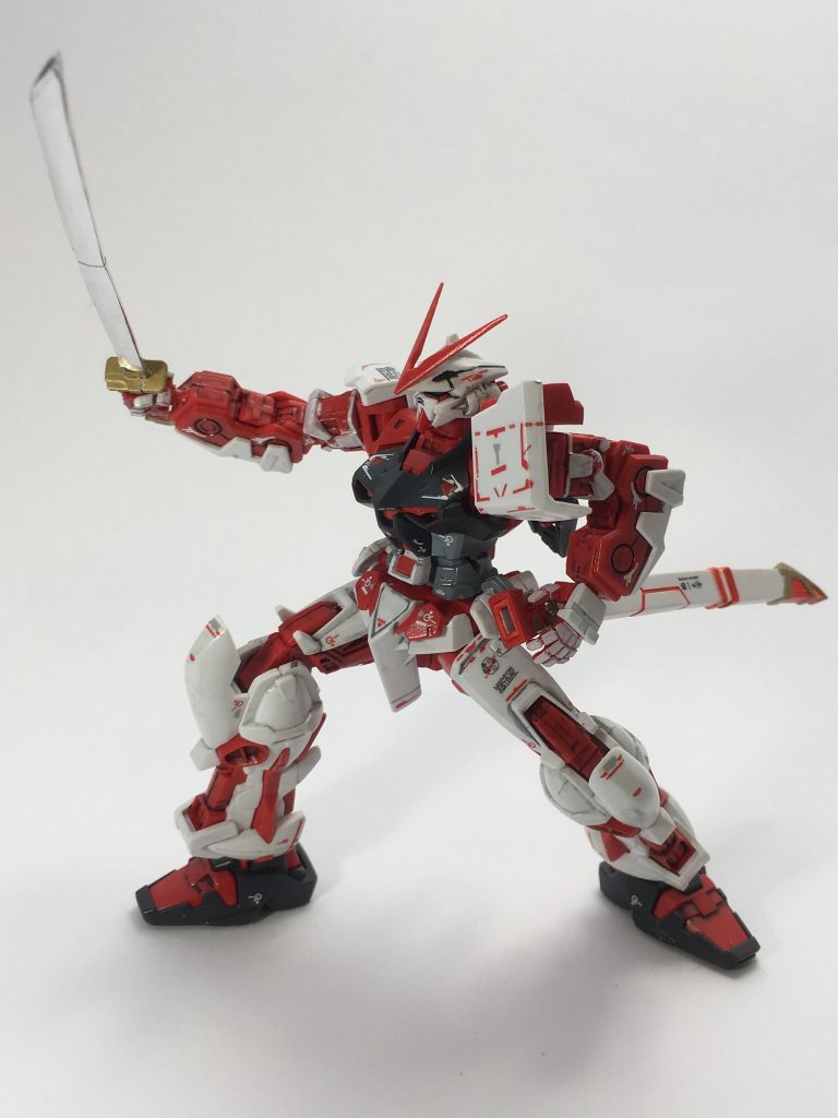 立ちながら右足を踏み出し、右斜めに抜き付け